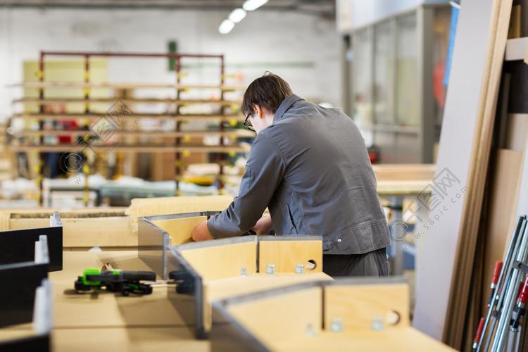 生产,制造和行业概念-装配工在工厂车间制作家具组装制造家具工厂车间